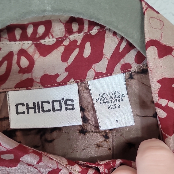 Vintage Chicos 100% Silk Button Up Shirt Size M Red Brown Wearable Art Roll Tab - Picture 7 of 10